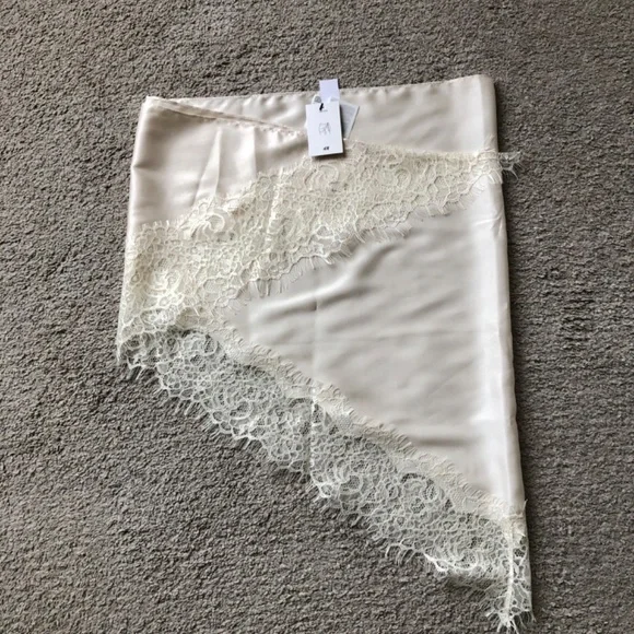 H&M Large Triangular Scarf. NWT. - Picture 3 of 6